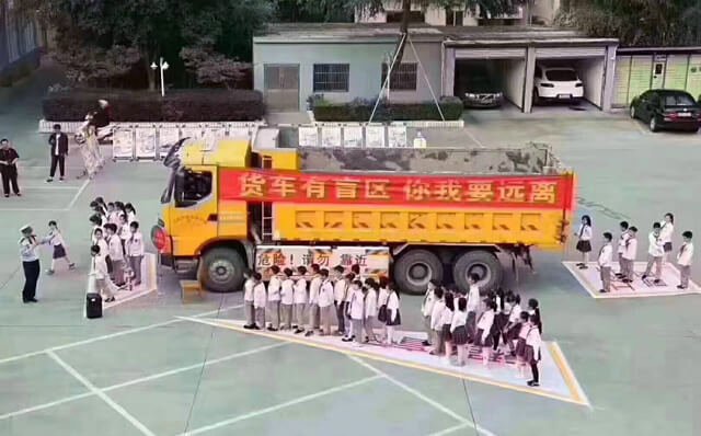 貨車(chē)有盲區(qū)，你我要遠(yuǎn)離